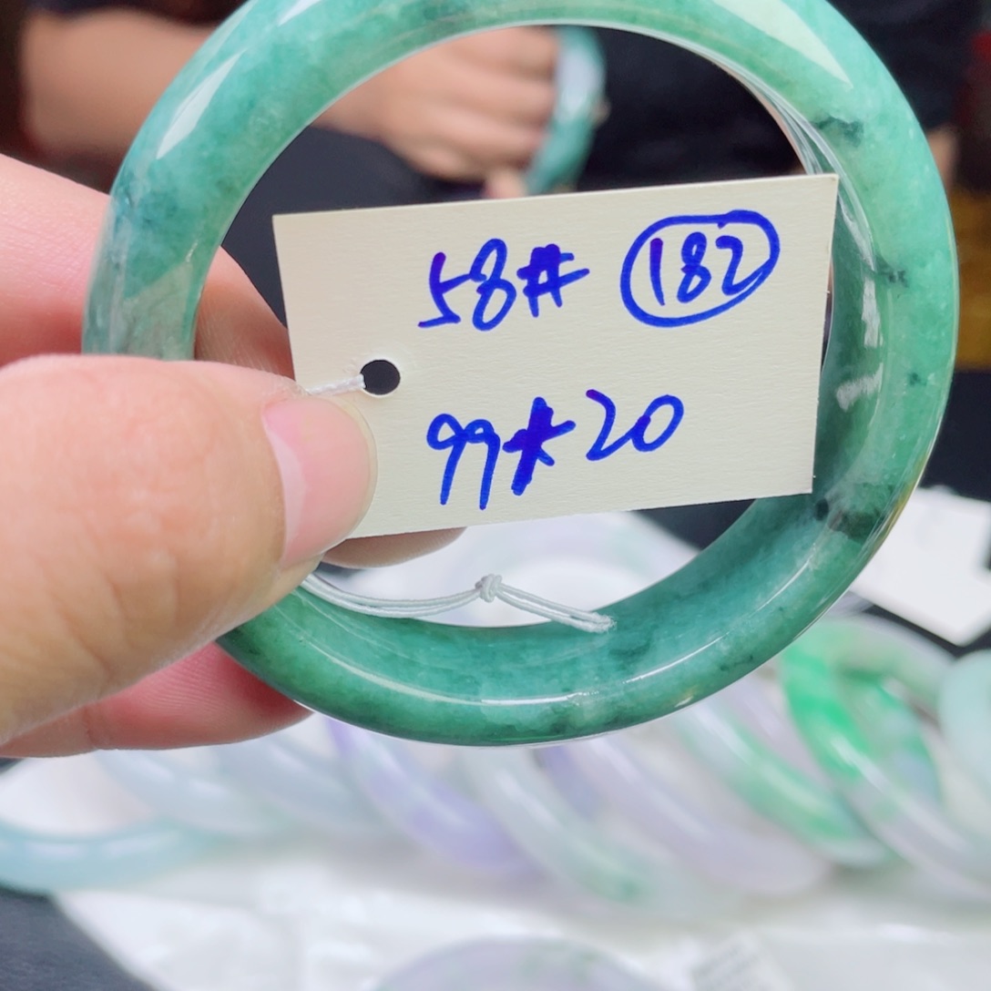翡翠未镶嵌手镯182