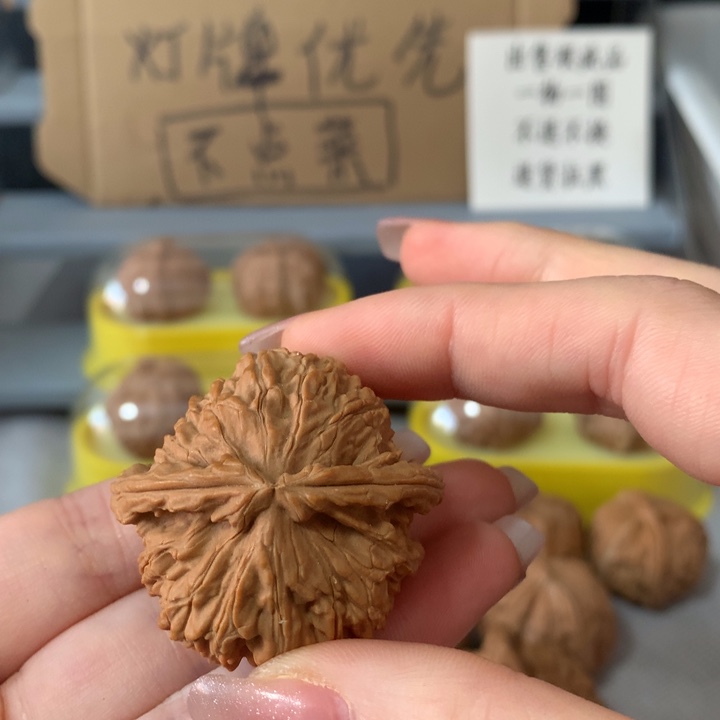 一***二文玩核桃吊坠异形单只，有瑕疵