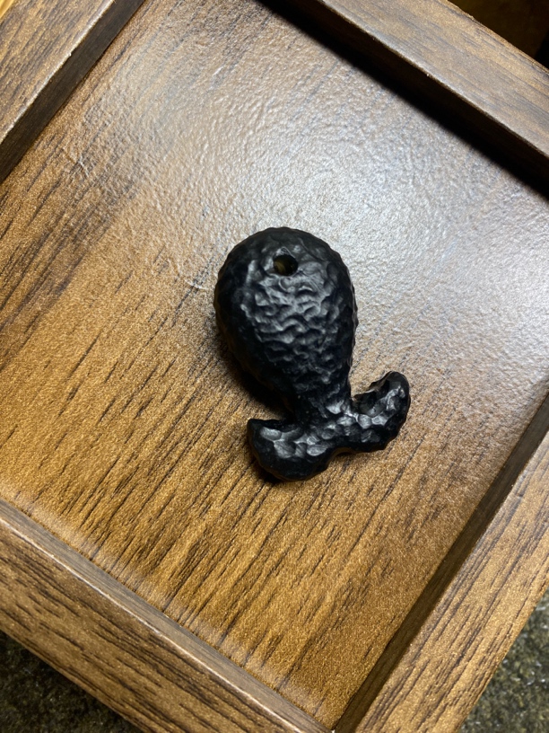 岫玉纯手工锤纹雕刻挂件