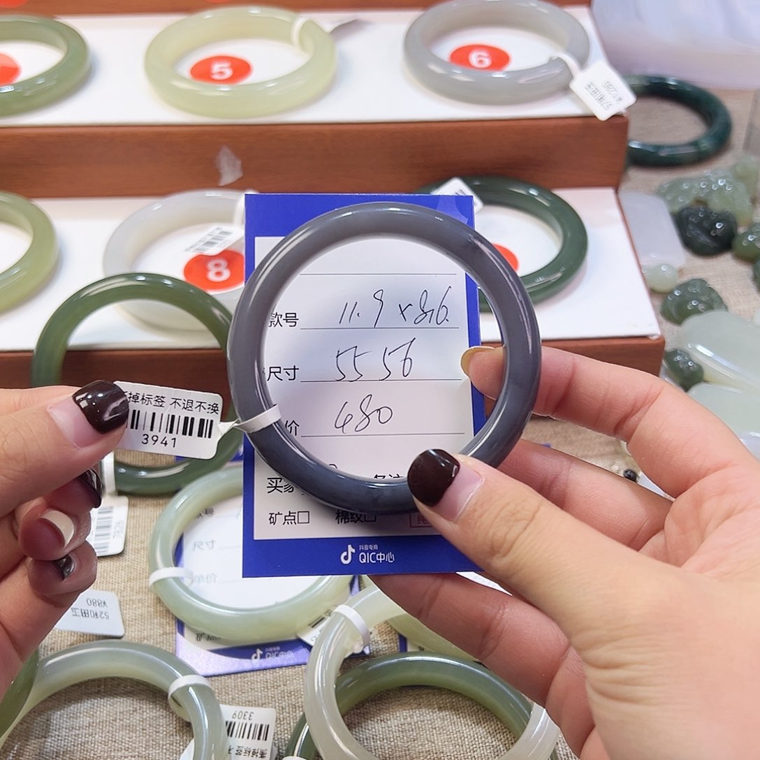 未镶嵌手镯和田玉?*