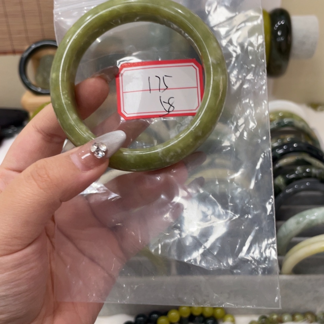 蛇纹石玉手镯未镶嵌