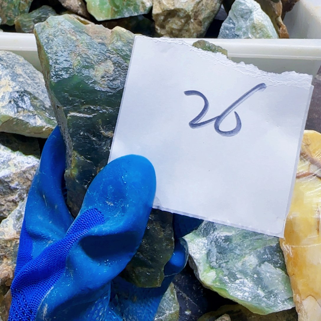 沁***雪蛇纹石玉未镶嵌原石