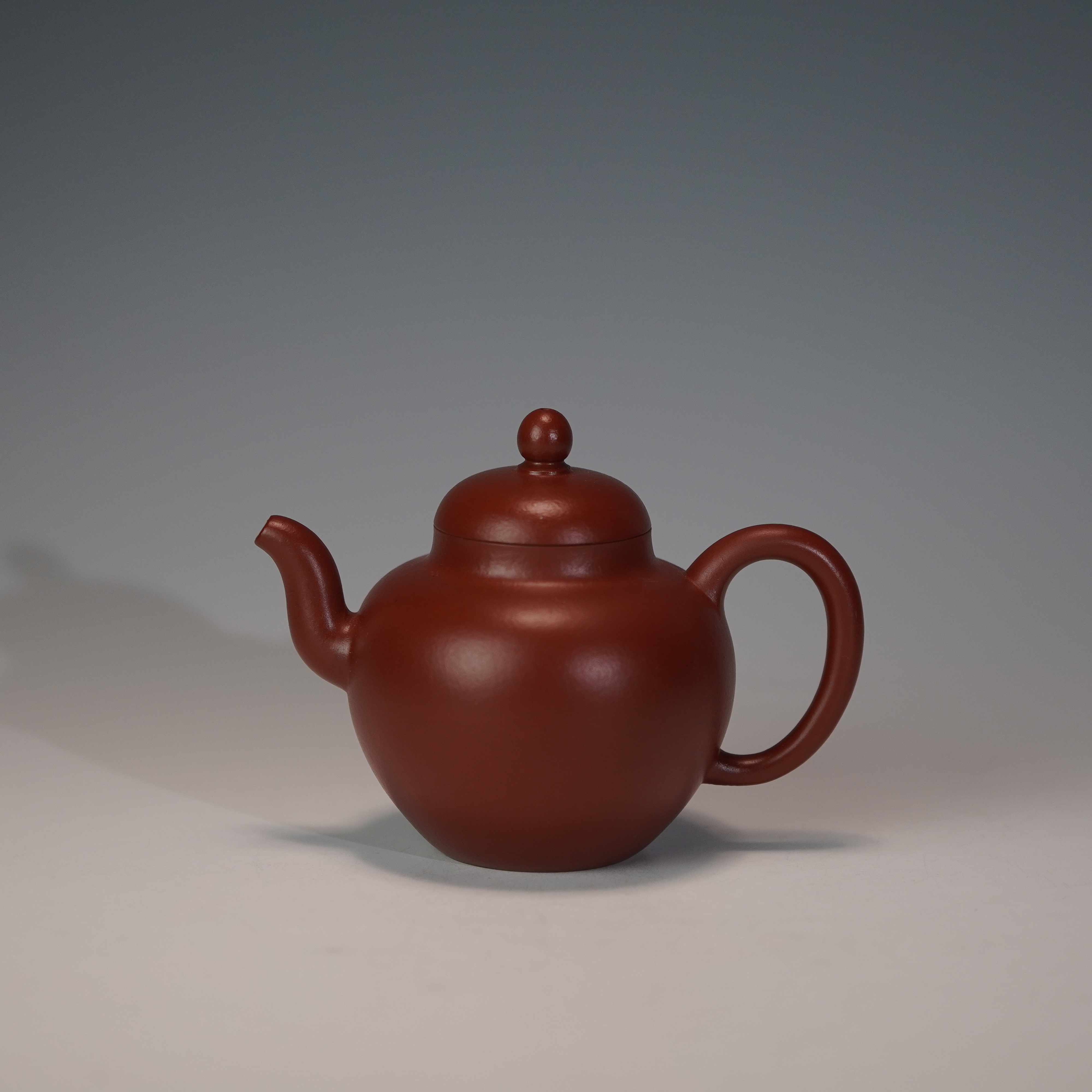 lot.21421 吴春蘭 小煤窑朱泥橄榄小品壶 140cc