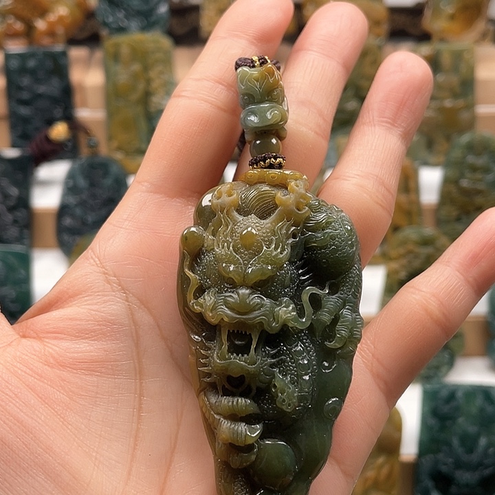 翡翠颈饰未镶嵌天然翡翠A货龙