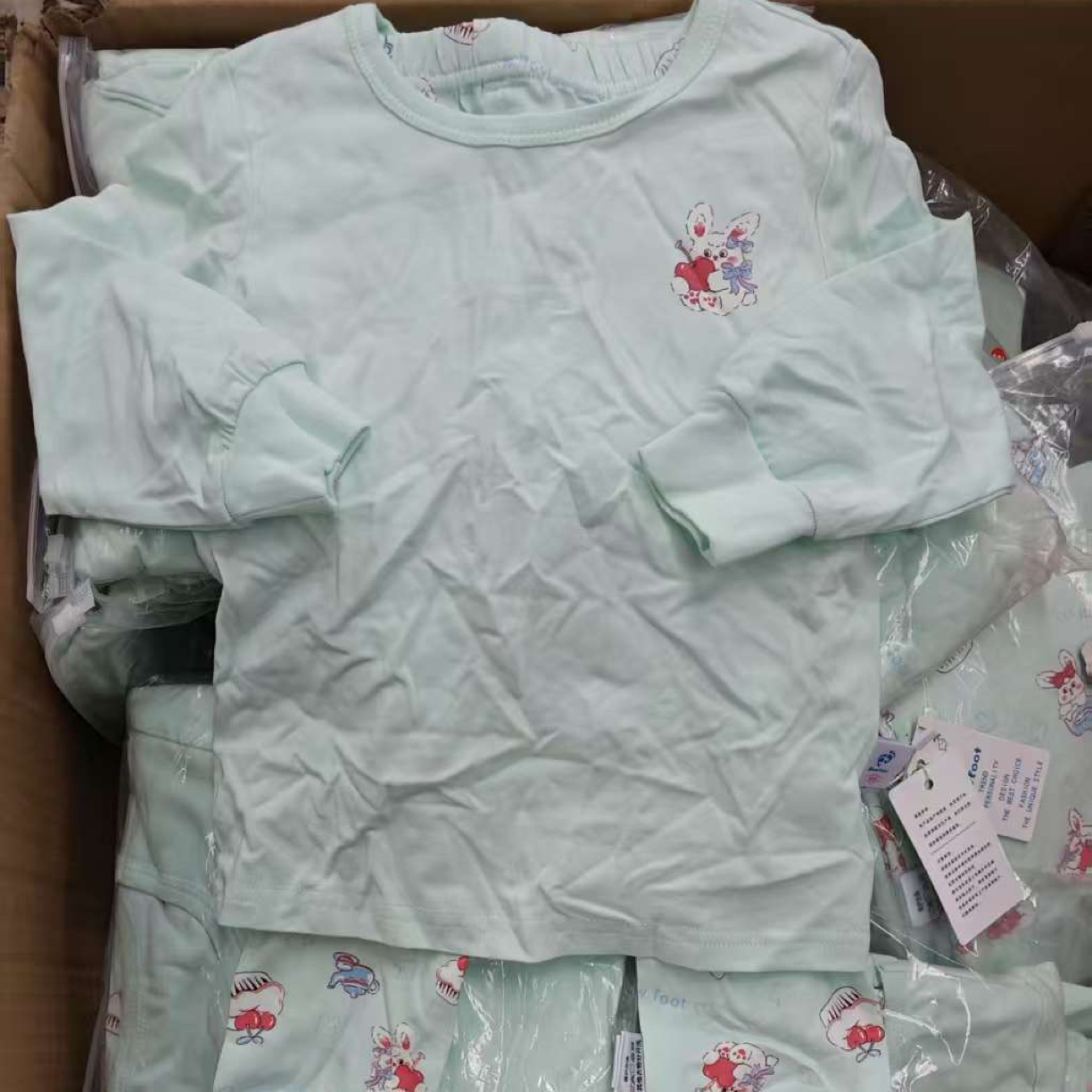 女宝绿色兔兔秋衣套装