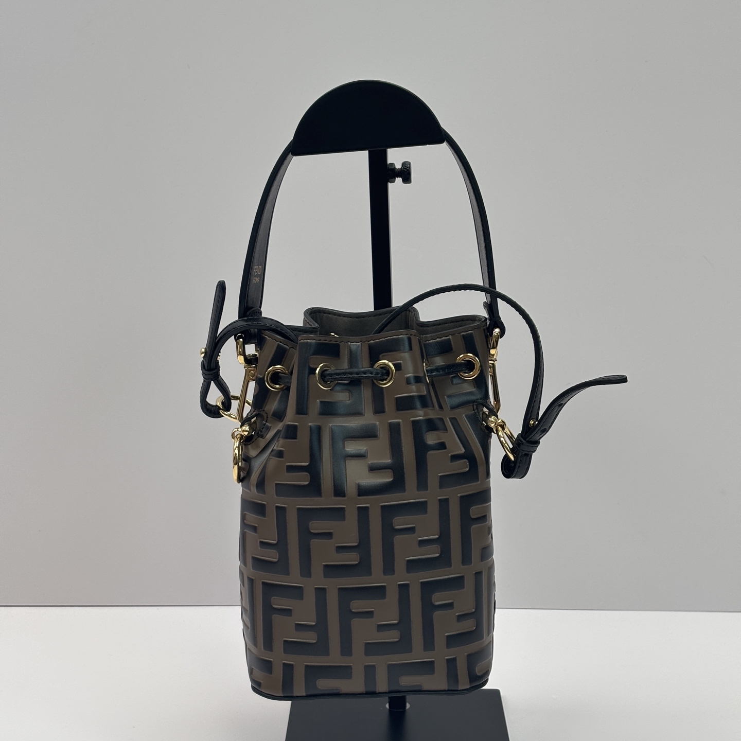 95新 FENDI/芬迪 棕色经典老花压纹 Mon Tresor 抽绳水桶包 12298