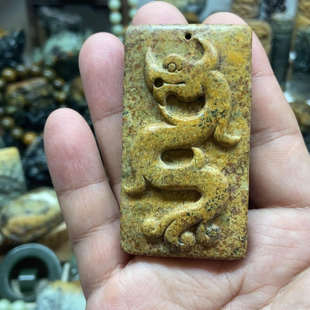 未镶嵌岫岩河磨玉（透闪石质玉）把件