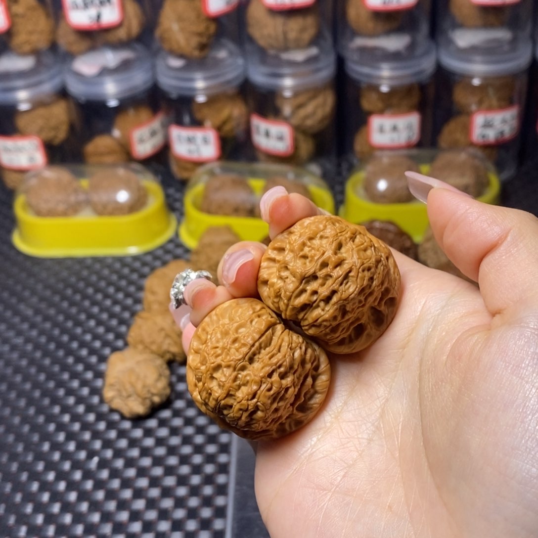 文玩核桃吊坠血麒麟38