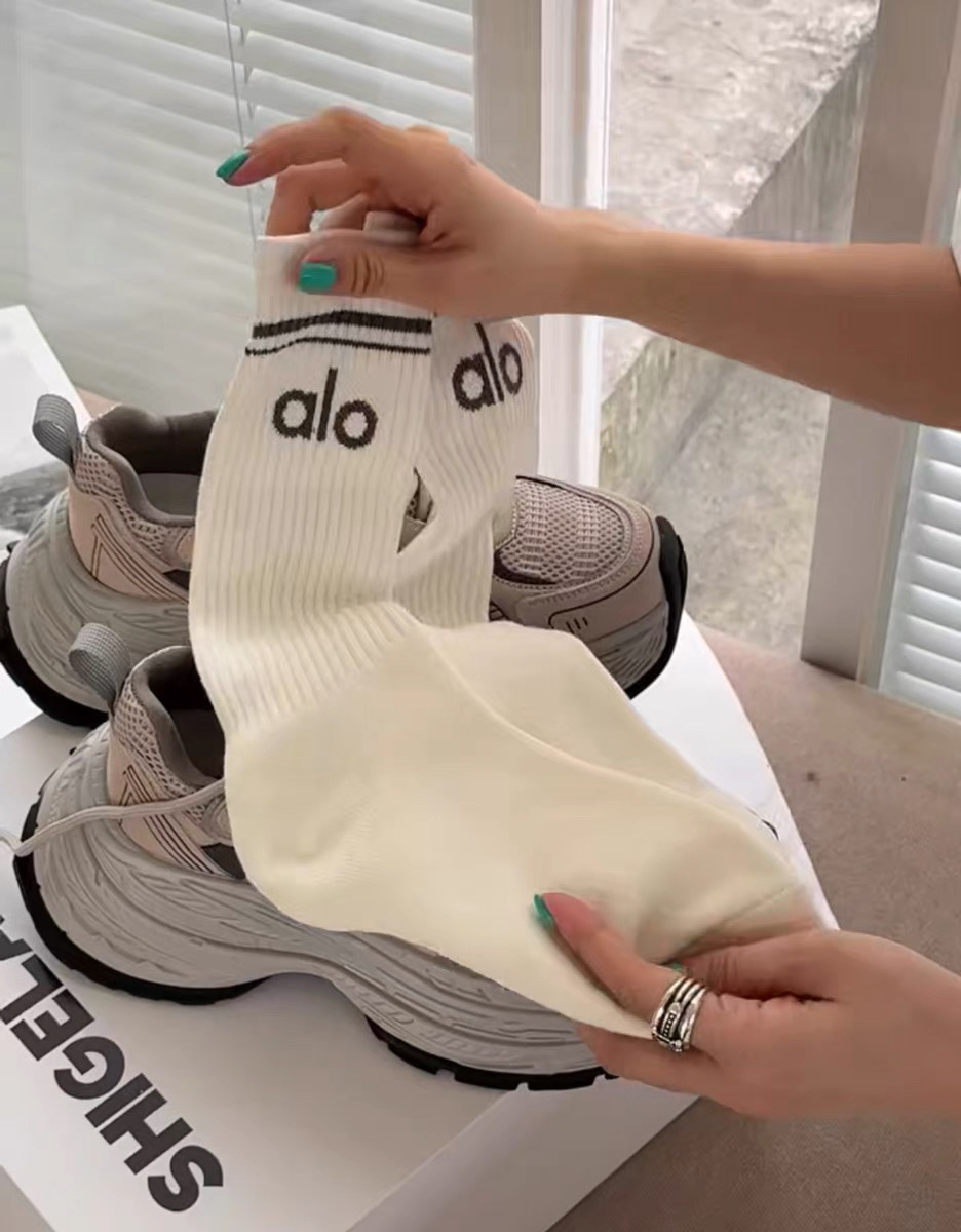 深圳诗歌兰正版袜子2025早春新款时尚百搭条纹袜子中筒