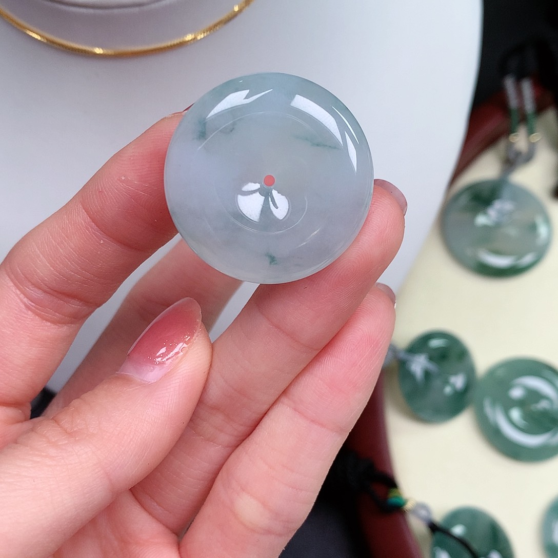 翡翠颈饰未镶嵌平安扣