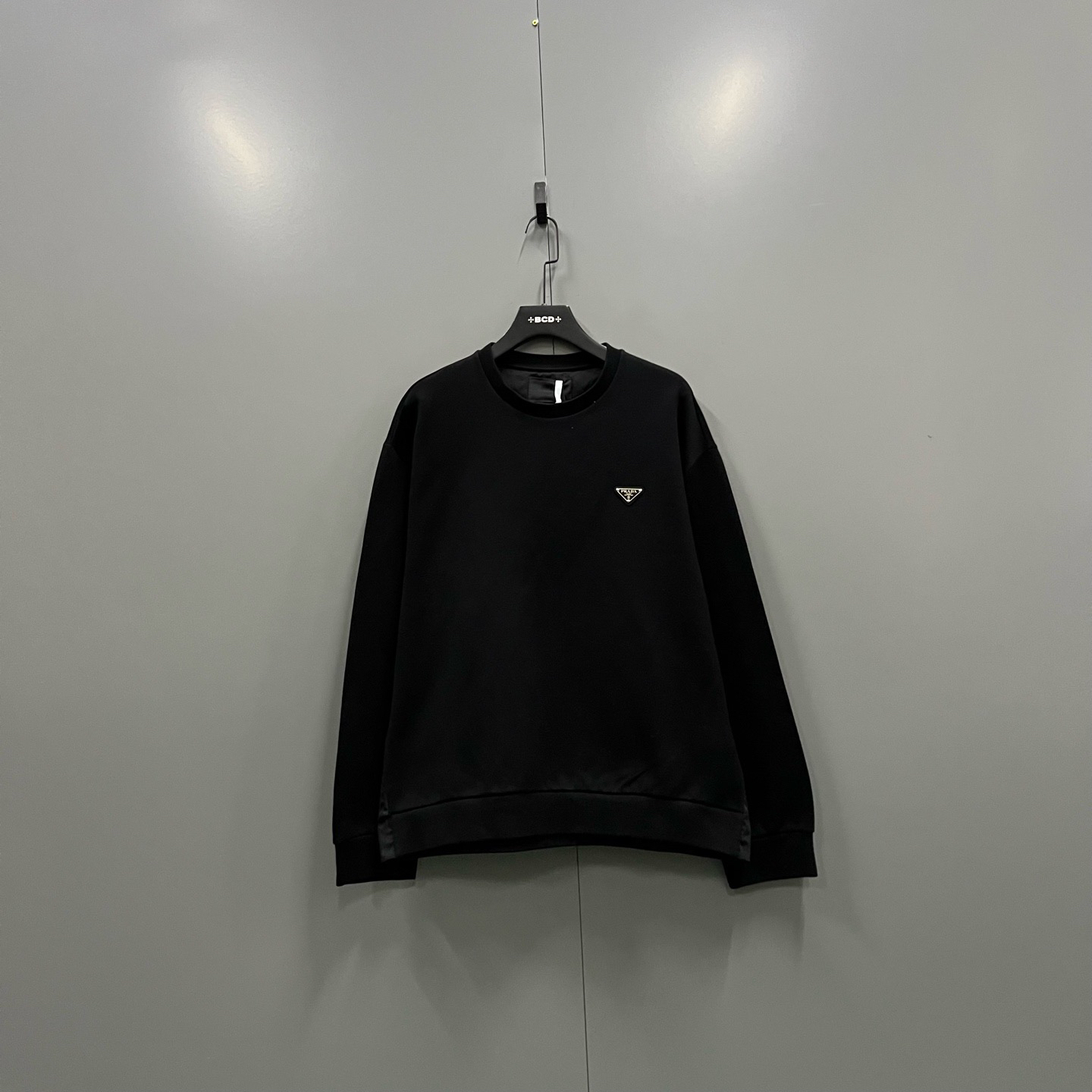 未使用 Prada/普拉达 (ll) 黑色三角标卫衣 L码/017573