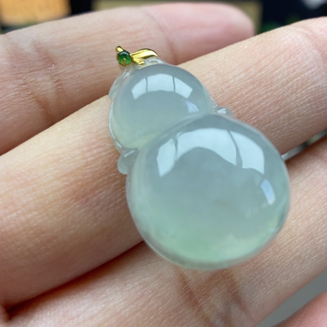 翡翠18K金镶嵌颈饰吊坠