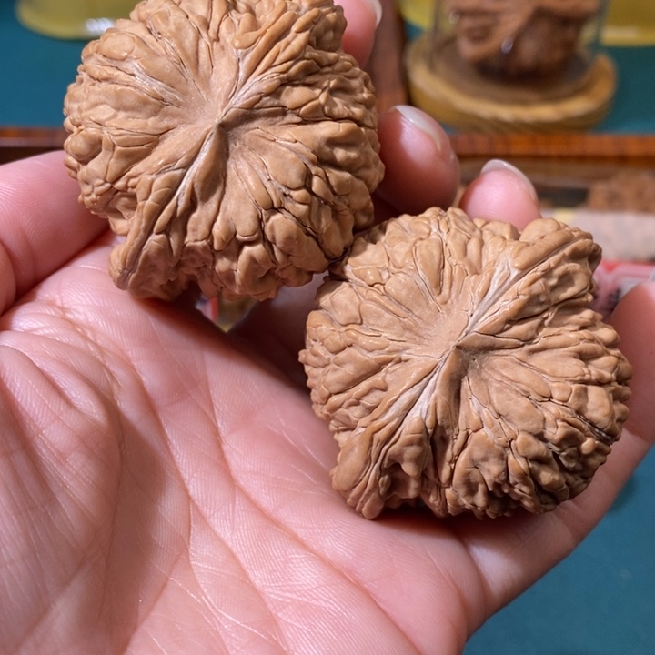 文玩核桃吊坠叫**柜华坤龙