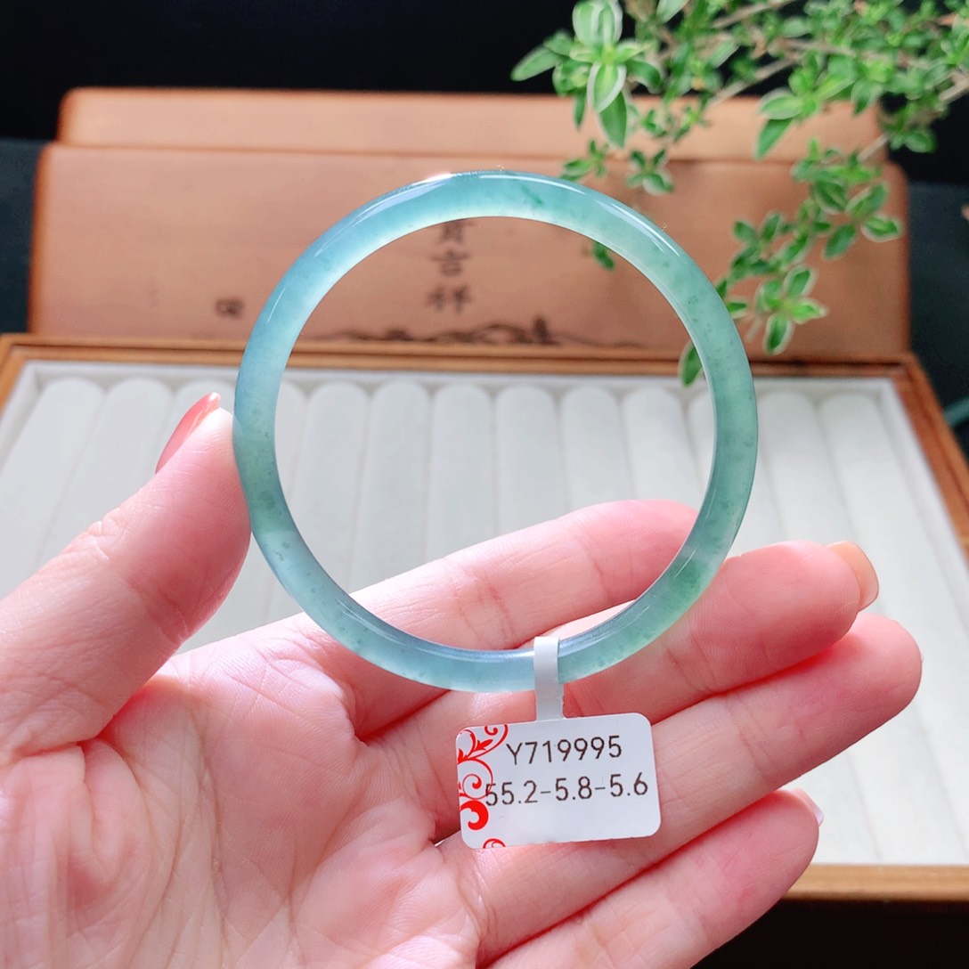 未镶嵌手镯（圆镯）翡翠