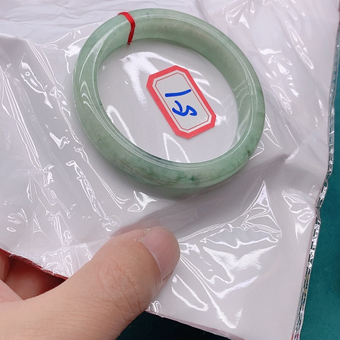 翡翠手镯未镶嵌贵****》51111111111