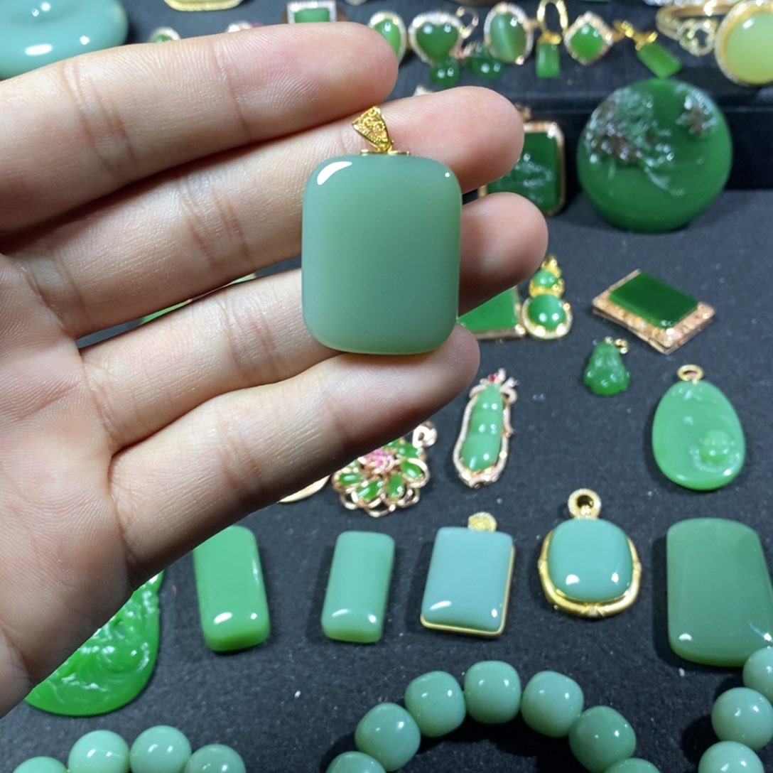 颈饰18K金镶嵌和田玉（碧玉）