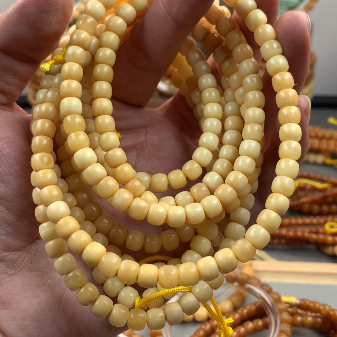 星月菩提吊坠7×6老型蛋黄半玉化脖挂