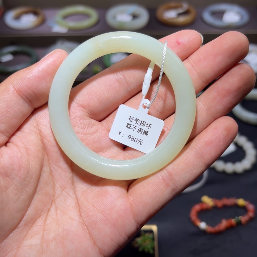 和田玉手镯未镶嵌月***✨有草花和几个针尖矿点54mm
