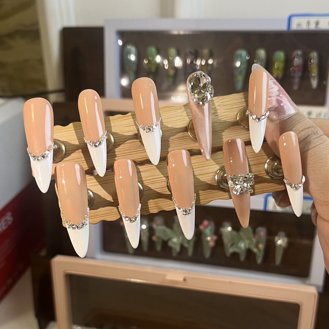 焦糖奶钻,高级法式风格纯手工穿戴甲彰显独特魅力穿戴甲