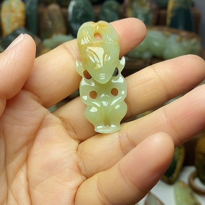 大***鲨岫岩河磨玉（透闪石质玉）未镶嵌颈饰