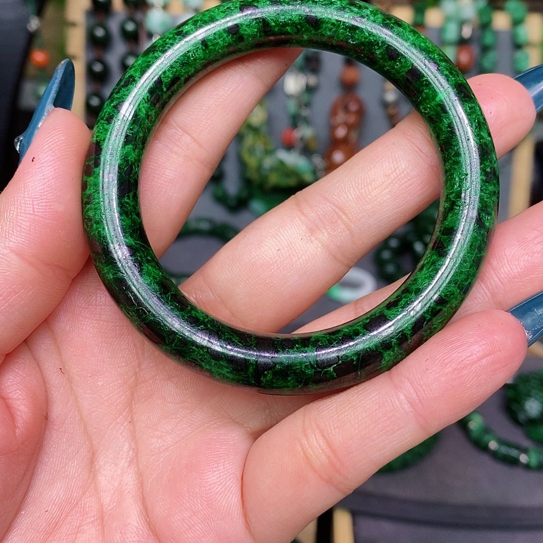 翡翠手镯未镶嵌张*鲁漂亮美眉