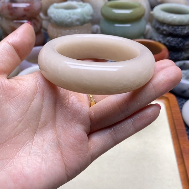 石英岩玉手镯未镶嵌