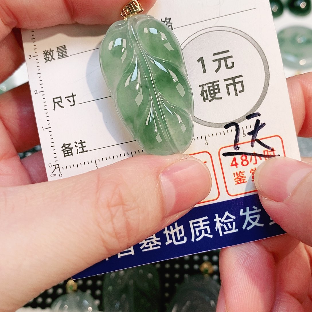 翡翠颈饰18K金镶嵌吊坠