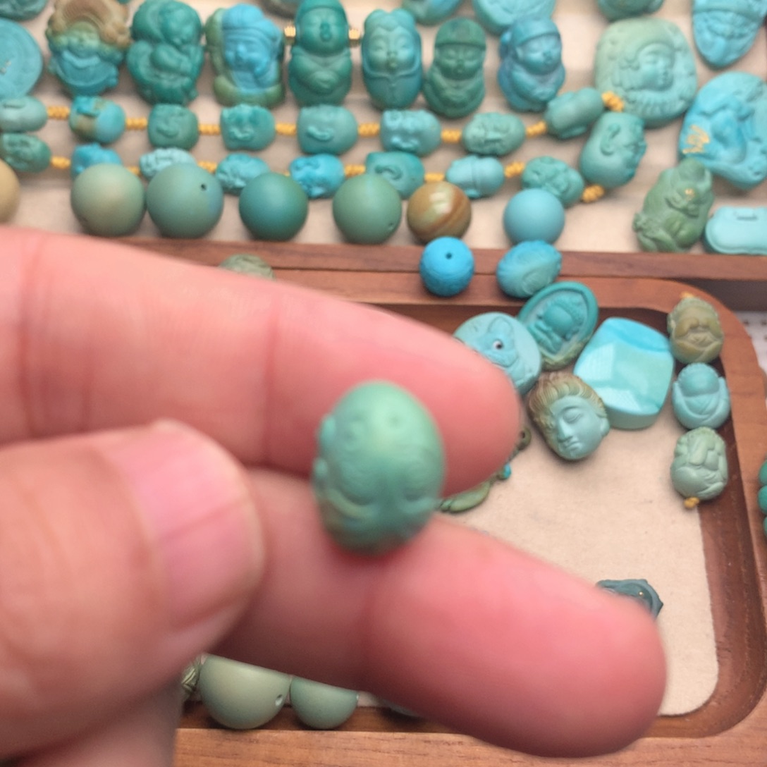 艾***薰绿松石未镶嵌颈饰