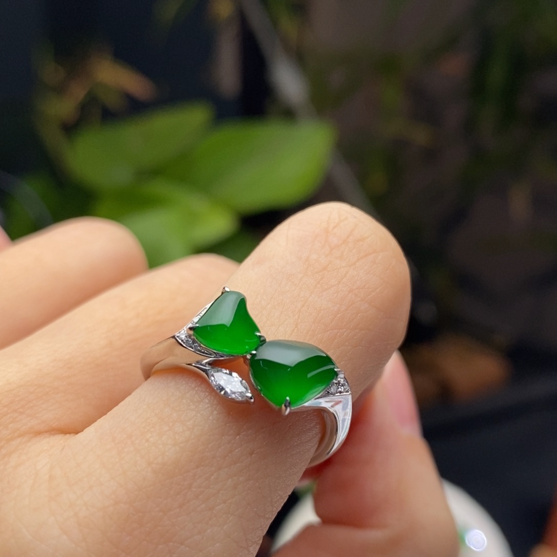 翡翠戒指18K金镶嵌戒指