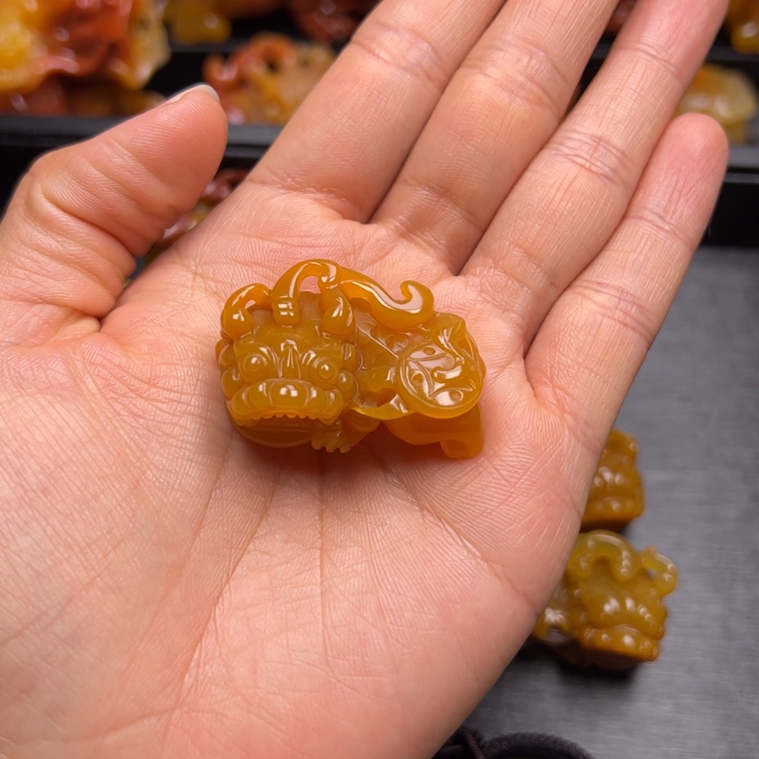 石英质玉（黄龙玉）颈饰未镶嵌无*