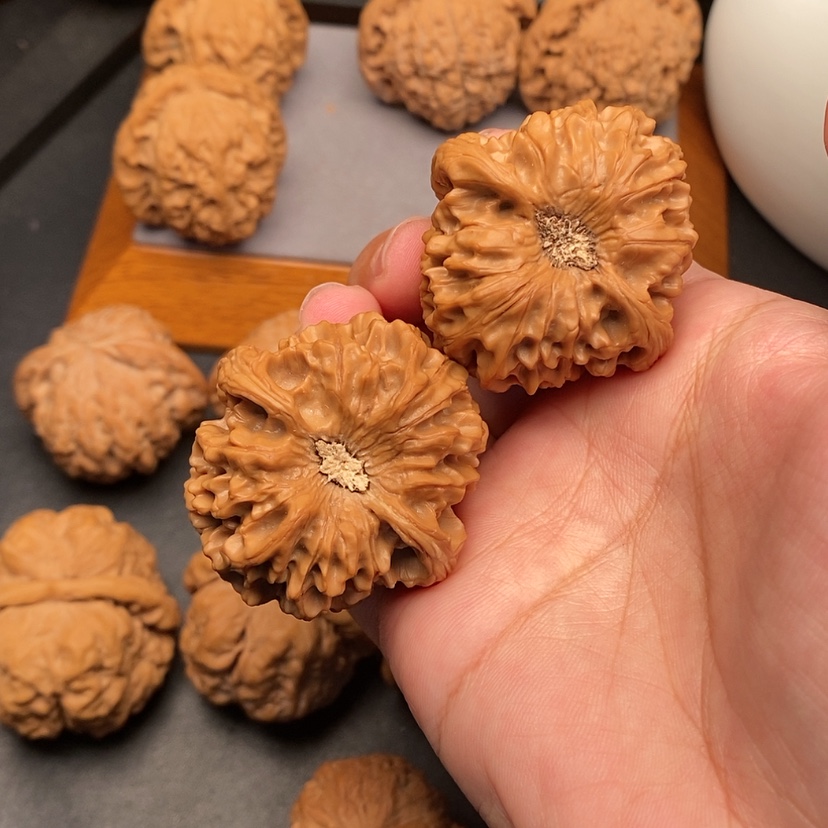 【闪购商品】文玩核桃把件龙门涧