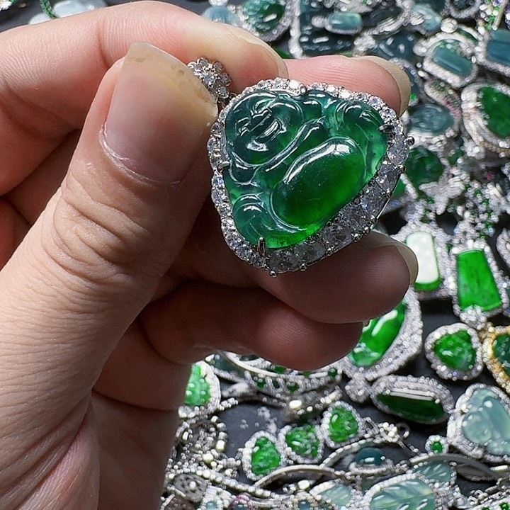 翡翠颈饰未镶嵌天然A货翡翠放漏