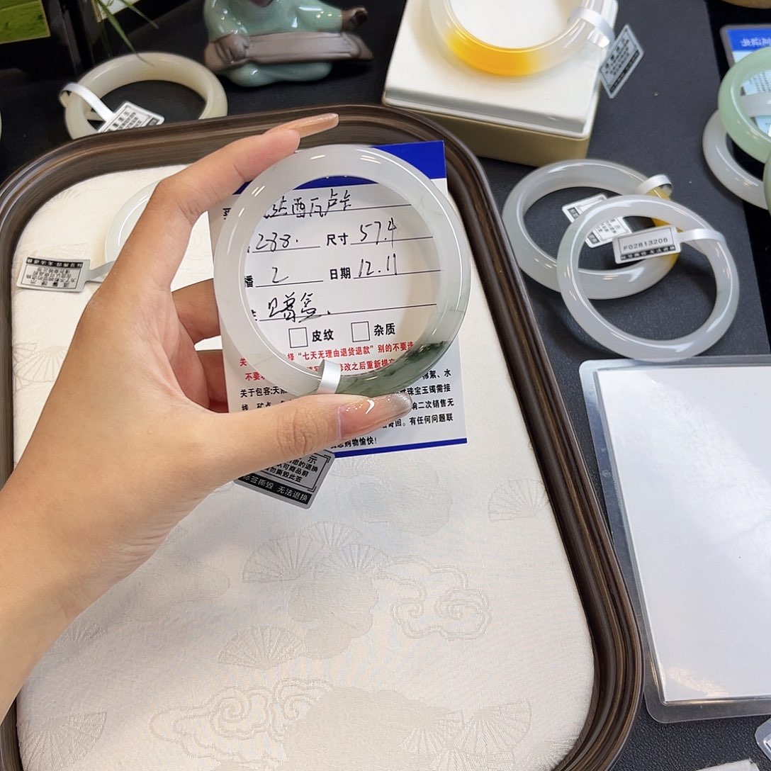 瓦***卡石英质玉未镶嵌手镯