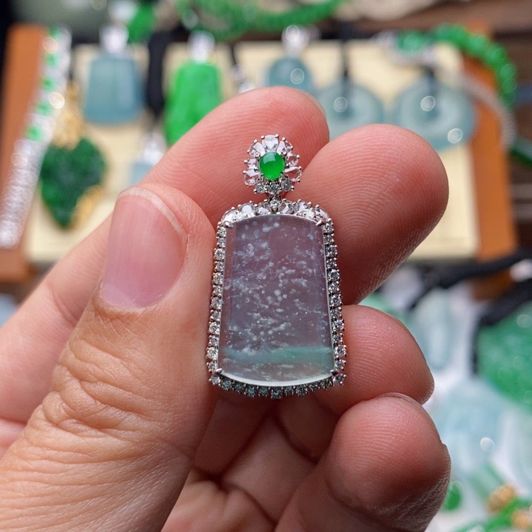 翡翠颈饰18K金镶嵌冰飘绿无事牌