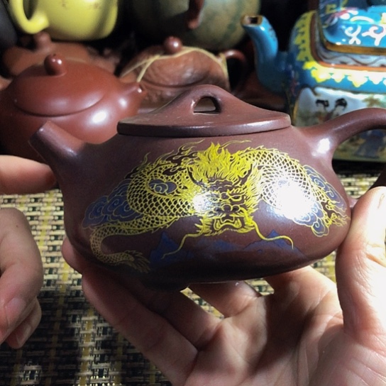 紫砂茶壶原矿泥料手工制作的紫砂壶。