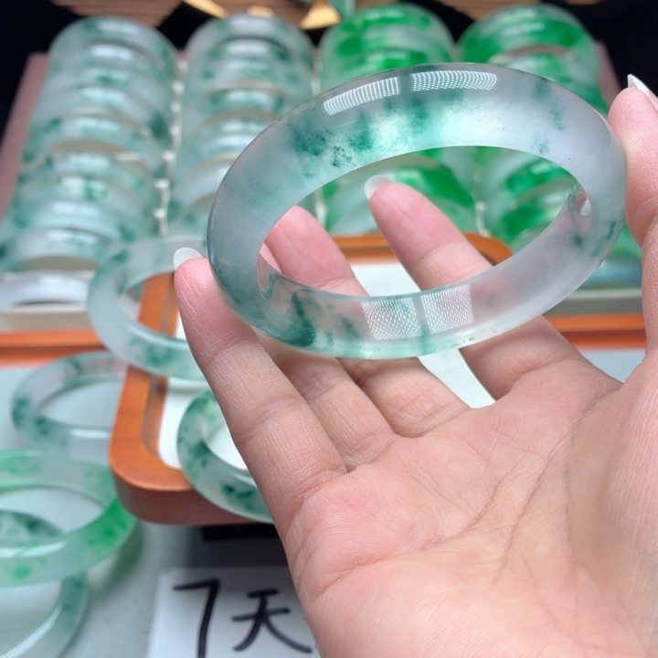 I***m石英质玉未镶嵌手镯