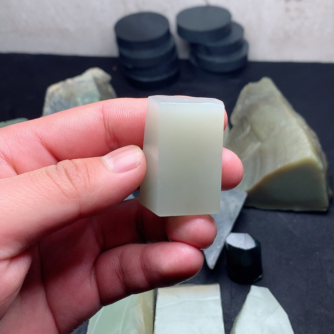 和田玉（糖玉）珠宝半成品足铂镶嵌