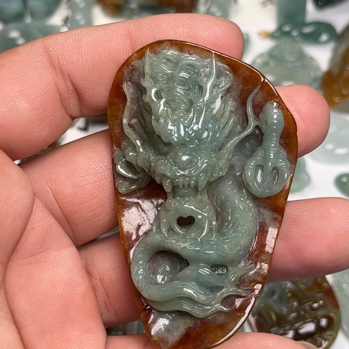 翡翠未镶嵌颈饰龙
