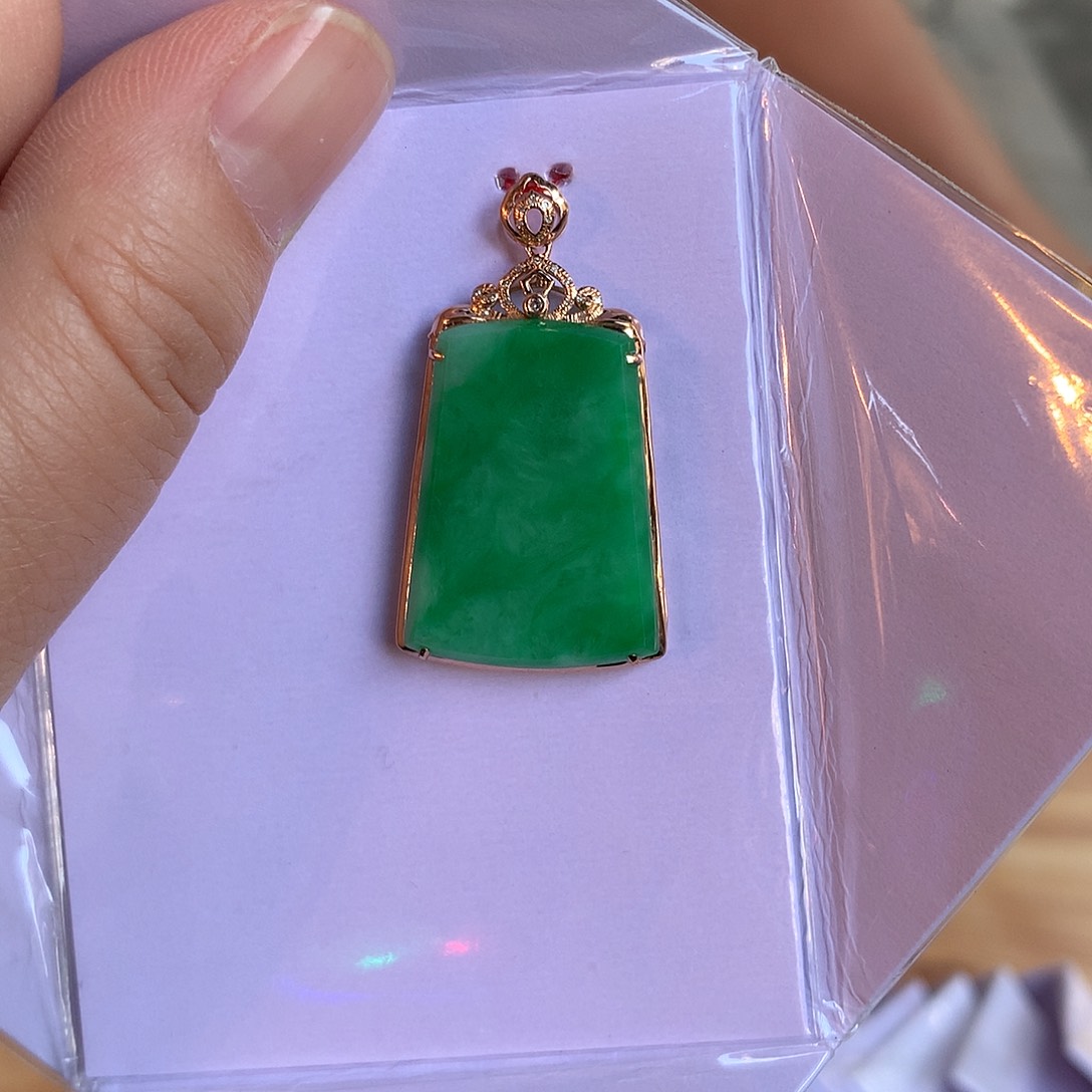 翡翠18K金镶嵌颈饰无事牌