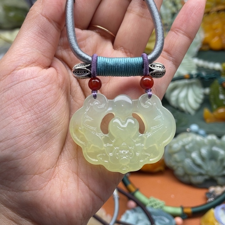 蛇纹石玉吊坠合金