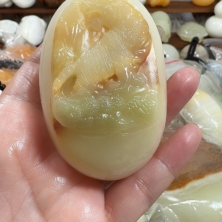 志***衣砖雕石头手把件不退不换