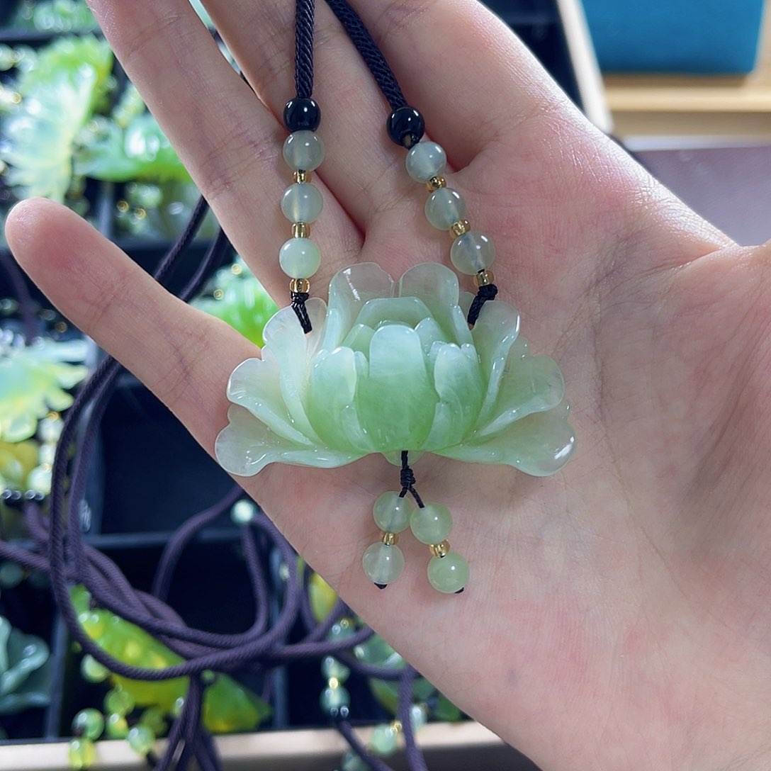 蛇纹石玉颈饰合金