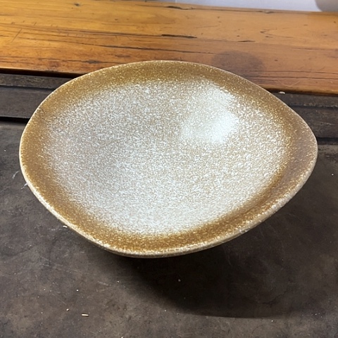 微瑕、不明火，口径22高度4，3足鼎立1个