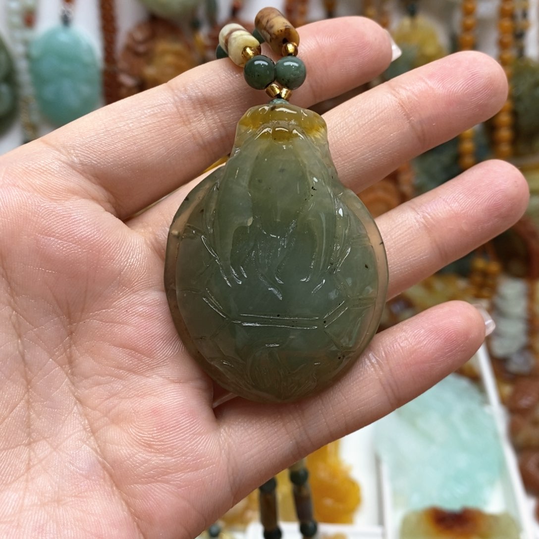 蛇纹石玉颈饰未镶嵌