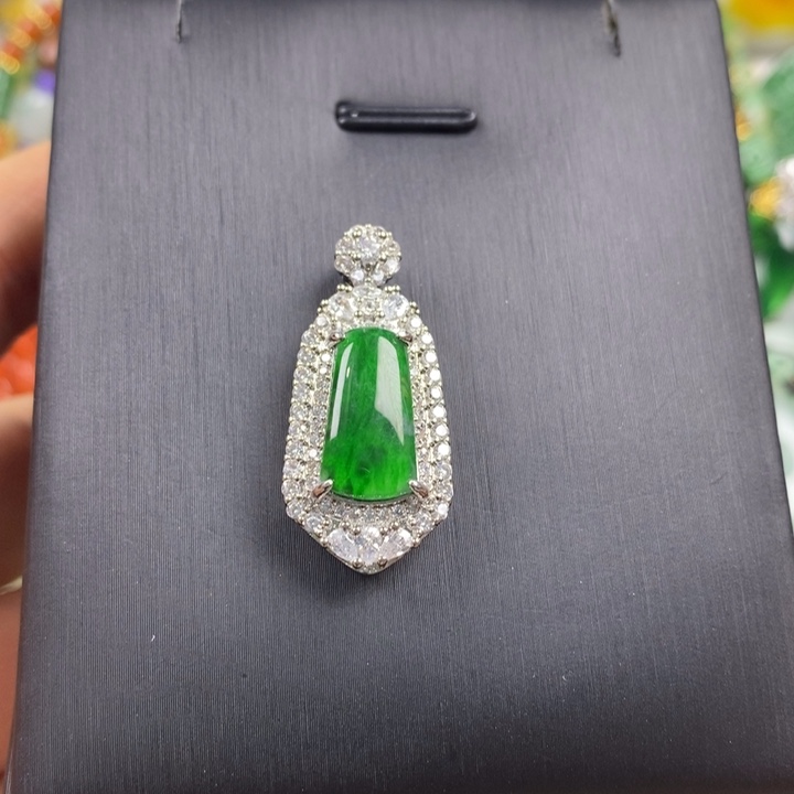 翡翠未镶嵌吊坠(赠链)