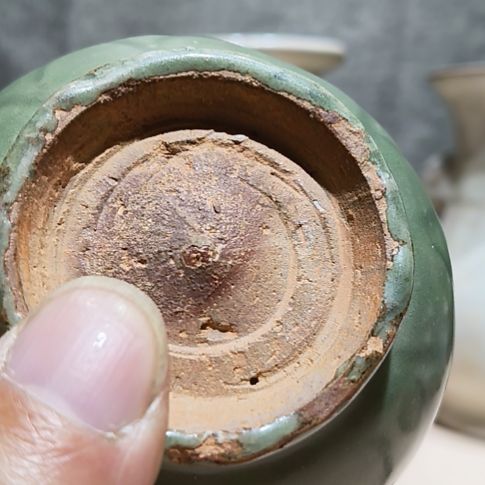 鱼***利龙泉梅子青釉环儿瓶一个