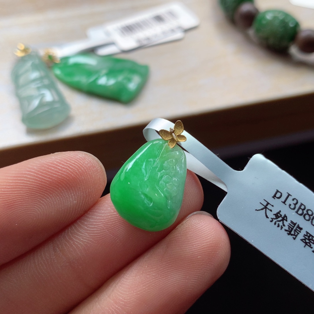 翡翠18K金镶嵌颈饰吊坠