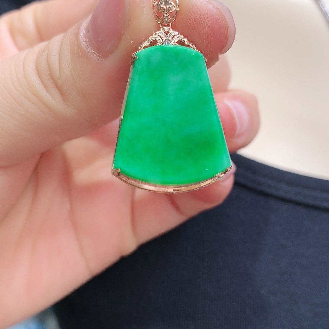 翡翠颈饰18K金镶嵌无事牌