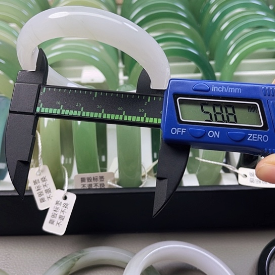 东陵石颈饰未镶嵌