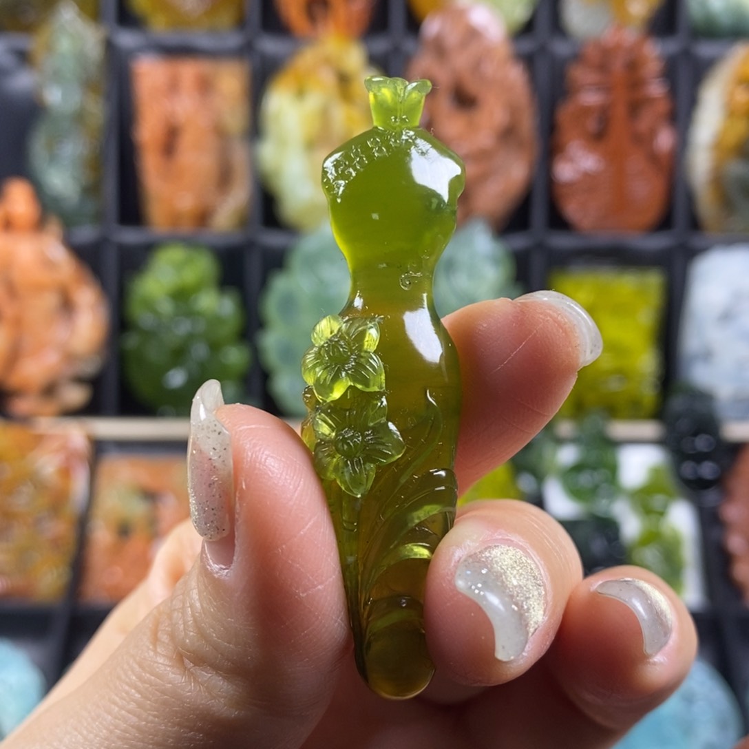 蛇纹石玉颈饰合金